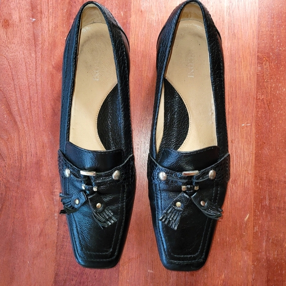 Women's Elegant Black Faux Snakeskin Tassel Loafers or Flats Silver Buckle Sz 7B - Picture 1 of 14